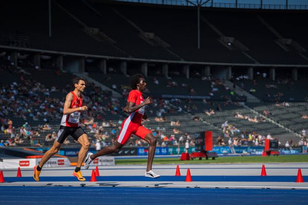 Mohamed Mohumed (LG Olympia Dortmund) vor Christoph Kessler (LG Region Karlsruhe) und Marius Probst (TV Wattenscheid 01) ueber 1500m waehrend der deutschen Leichtathletik-Meisterschaften im Olympiastadion am 26.06.2022 in Berlin